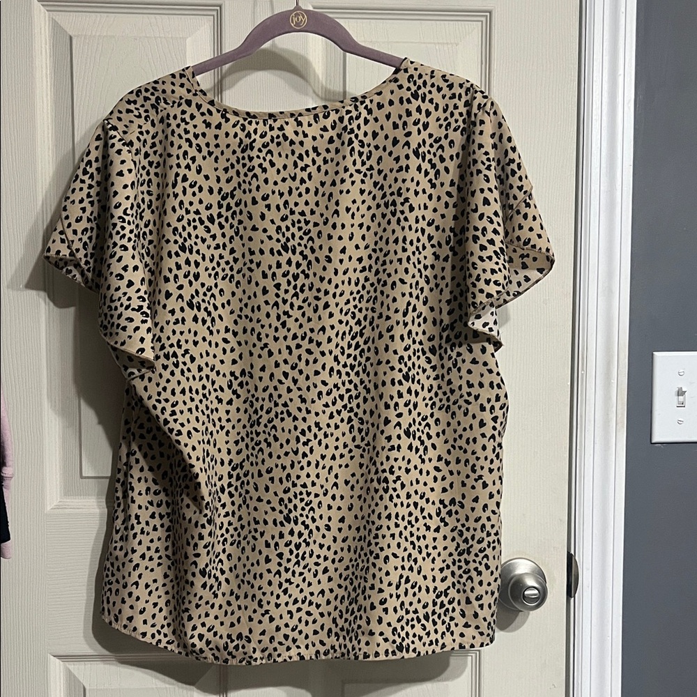 SHEIN Tan and Black Leopard Print Short Sleeve Top - Picture 3 of 4